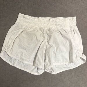 Lululemon Tracker Low-Rise Lined Women's White Shorts 4’’ 8
